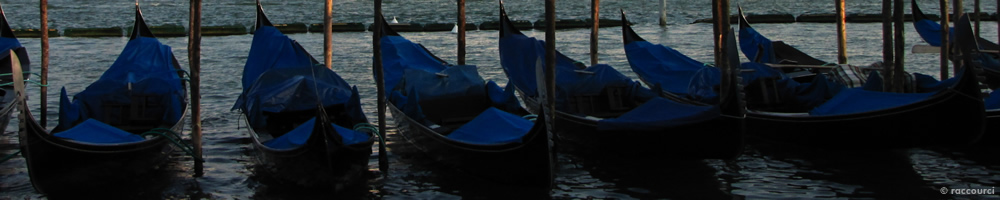 Gondeln schaukeln in der Abendsonne